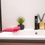 Amazing And Perfectly Situated Apartment *